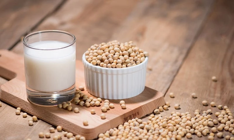 Γάλα σόγιας: Γιατί θεωρείται το καλύτερο υποκατάστατο του ζωικού γάλακτος